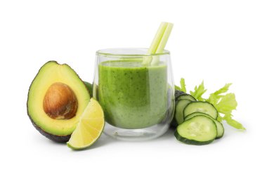 Beyaz üzerine izole edilmiş cam, salatalık, kireç ve avokado içindeki lezzetli yeşil smoothie.