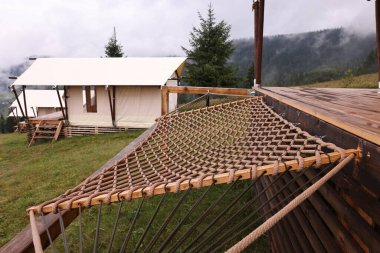 Glamping alanında rahat bir hamak, yakın plan.