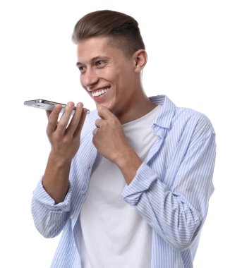 Genç adam beyaz arkaplanda akıllı telefondan sesli mesaj kaydediyor.