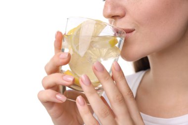 Beyaz arka planda limonlu su içen kadın, yakın plan.