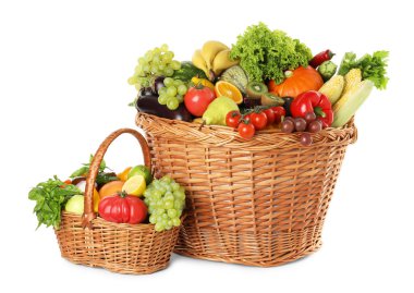 Hasır sepetlerdeki farklı taze meyve ve sebzeler beyaza izole edilmiş.