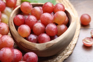 Tahta masada taze üzümler, yakın plan.
