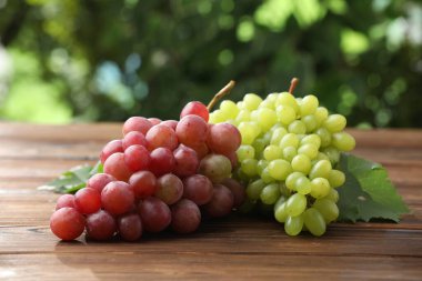 Tahta masada taze, lezzetli üzümler.