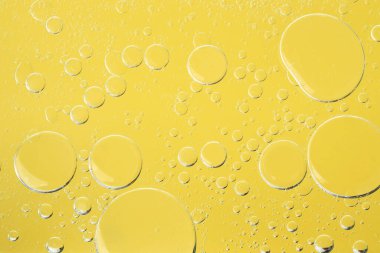 Sarı arka planda kozmetik yağı örneği, makro görünüm