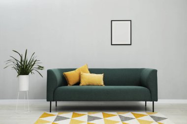 Rahat kanepe ve bitki örtüsü olan şık bir oda.