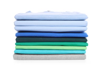 Beyaza izole edilmiş temiz renkli tişörtler yığını