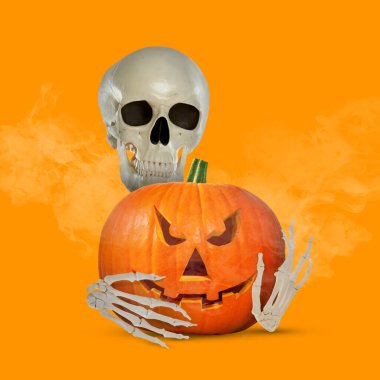 Ürkütücü iskelet ve turuncu arka planda duman halindeki korkunç Jack O 'Lantern. Cadılar Bayramı