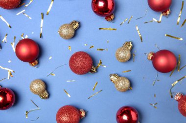 Mavi arka planda Noel topları olan düz kompozisyon