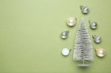 Yeşil arka planda Noel dekoru olan düz bir kompozisyon. Metin için boşluk