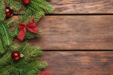 Tahta masanın üzerinde Noel süsü olan firavun ağacı dalları, düz bir şekilde yatıyordu. Metin için boşluk