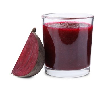 Bardakta lezzetli pancar püresi ve beyaz üzerine izole edilmiş taze sebze. Vejetaryen içeceği