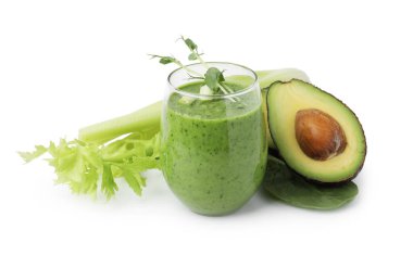 Lezzetli yeşil smoothie, beyaz üzerine izole edilmiş avokado ve kereviz.