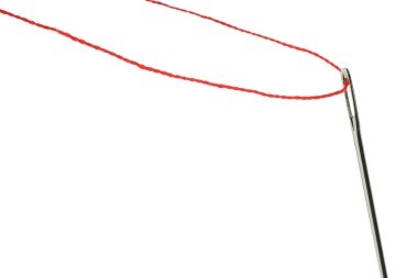 Kırmızı iplikli dikiş iğnesi beyaza izole edilmiş.
