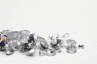 Beyaz arka planda bir sürü parlak elmas, yakın plan. Metin için boşluk