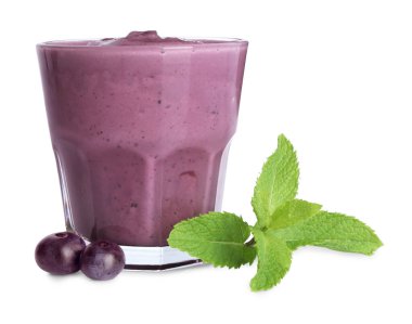 Bardakta lezzetli acai smoothie, nane ve böğürtlen beyaza izole edilmiş.