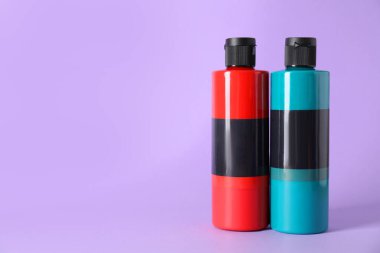 Menekşe arkaplan üzerinde farklı renklerin akrilik boyaları, metin için boşluk