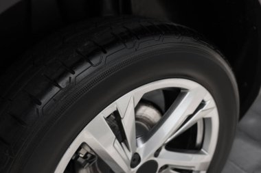Büyük tekerli modern araba, yakın çekim manzaralı