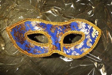 Güzel, parlak karnaval maskesi desenli masa, üst manzara