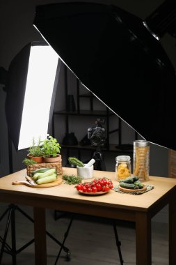 Profesyonel ışıklandırma ekipmanıyla fotoğraf stüdyosunda yemek çekmek.