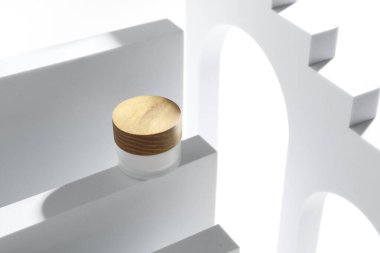 Beyaz arkaplanda yüz kreminin şık sunumu