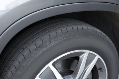 Büyük tekerli modern araba, yakın çekim manzaralı