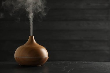 Siyah masa üzerinde Aroma yağı ayırıcı, metin için boşluk