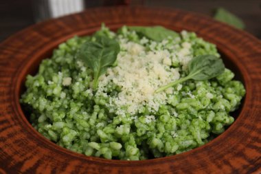 Parmesan peynirli lezzetli ıspanaklı risotto, yakın plan.