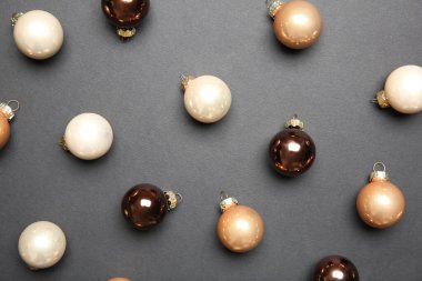 Gri arka planda bir sürü parlak Noel mücevheri var.