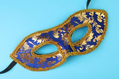 Açık mavi arka planda güzel bir karnaval maskesi.