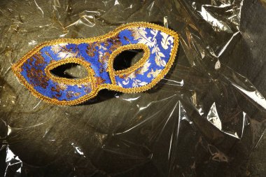 Güzel, parlak karnaval maskesi desenli masa, üst manzara