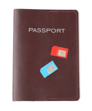 Pasaport ve SIM kartları beyaz, üst görünümde izole