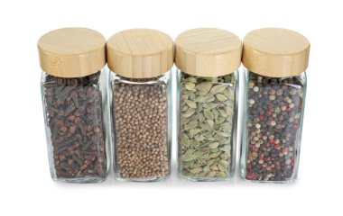 Beyaz kavanozlardaki farklı baharatlar.