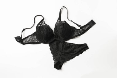 Beyaz arka planda siyah dantelli kadın iç çamaşırı.