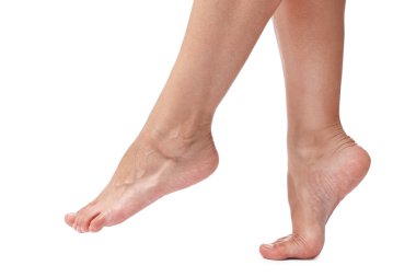 Beyaz arka planda çıplak ayaklı kadın, yakın plan görüntüsü