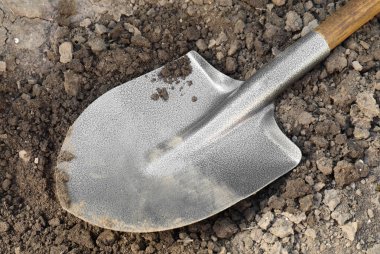Açık havada metal kürek, yakın plan. Bahçe aleti