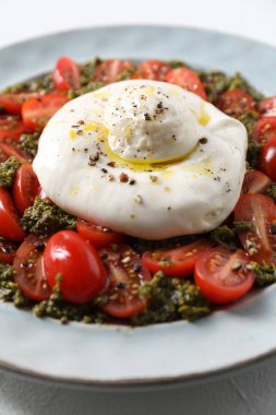 Taze lezzetli burrata salatası masada, yakın plan.
