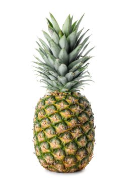 Taze olgun bir ananas beyaza izole edilmiş.