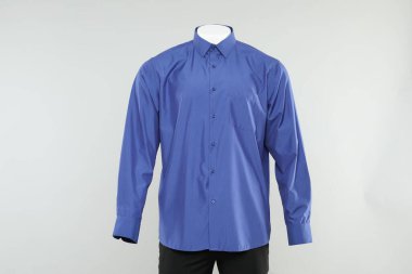 Açık arkaplanda şık giyinen erkek mankeni.