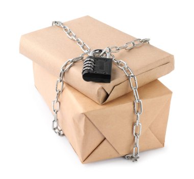 Zincirli ve asma kilitli paketler beyaza izole edildi
