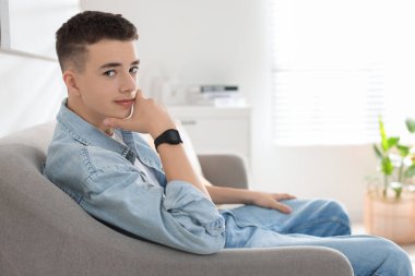 Evdeki kanepede genç bir çocuğun portresi. Metin için boşluk