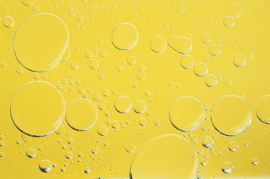 Sarı arka planda kozmetik yağı örneği, makro görünüm