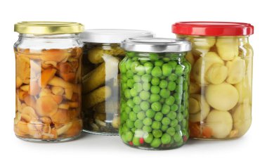 Farklı turşulu ürünler beyaz kavanozlarda izole edilmiş.