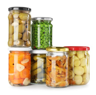 Farklı turşulu ürünler beyaz kavanozlarda izole edilmiş.