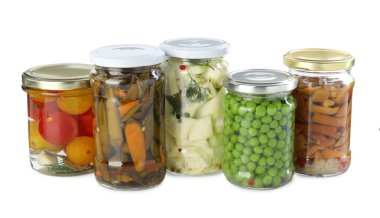 Farklı turşulu ürünler beyaz kavanozlarda izole edilmiş.