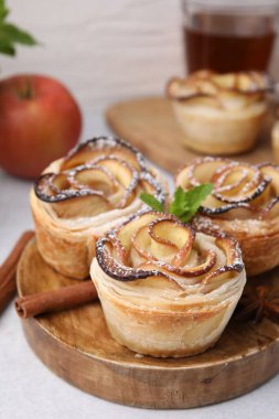 Nane, tarçın ve anason yıldızlı taze pişmiş elma gülleri.