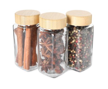 Beyaz kavanozlardaki farklı baharatlar.