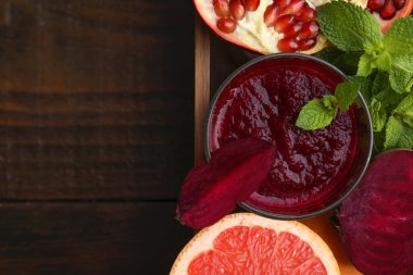 Bir bardak lezzetli pancar püresi, taze sebzeler, meyveler ve nane şekeri ahşap masa üzerinde kutuda, yazı için yeri olan üst manzara. Vejetaryen içeceği