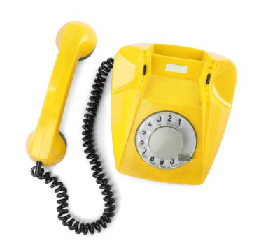Döner kadranlı eski sarı telefon beyaz, üst görünümde izole.
