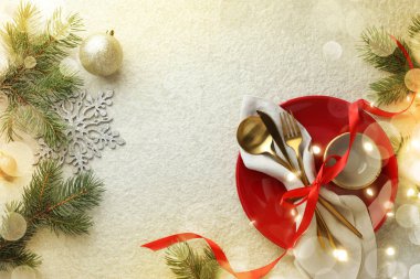 Noel dekorlu, düz yataklı bir Noel masası. Bokeh etkisi