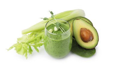 Lezzetli yeşil smoothie, beyaz üzerine izole edilmiş avokado ve kereviz.